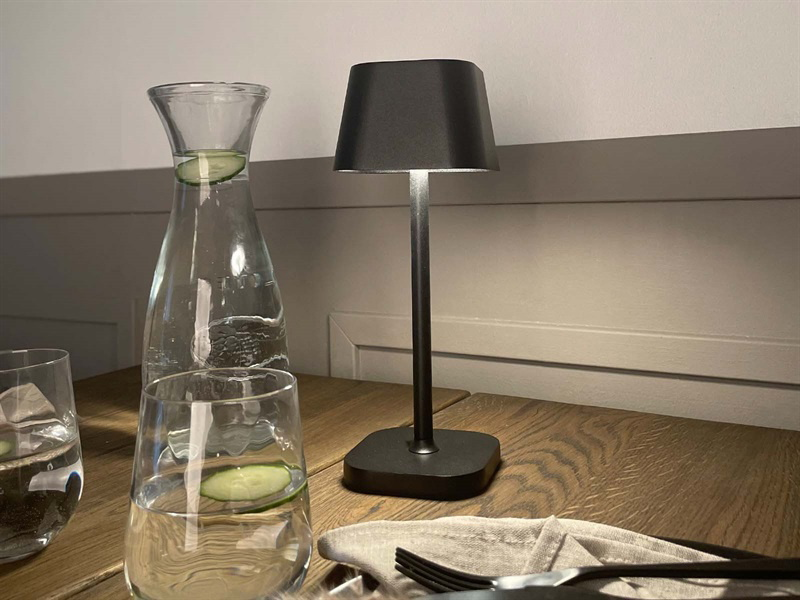 Skrivebordslampe House of Sander Isa - sort aluminium Ø10 x H26 cm batteridrevet