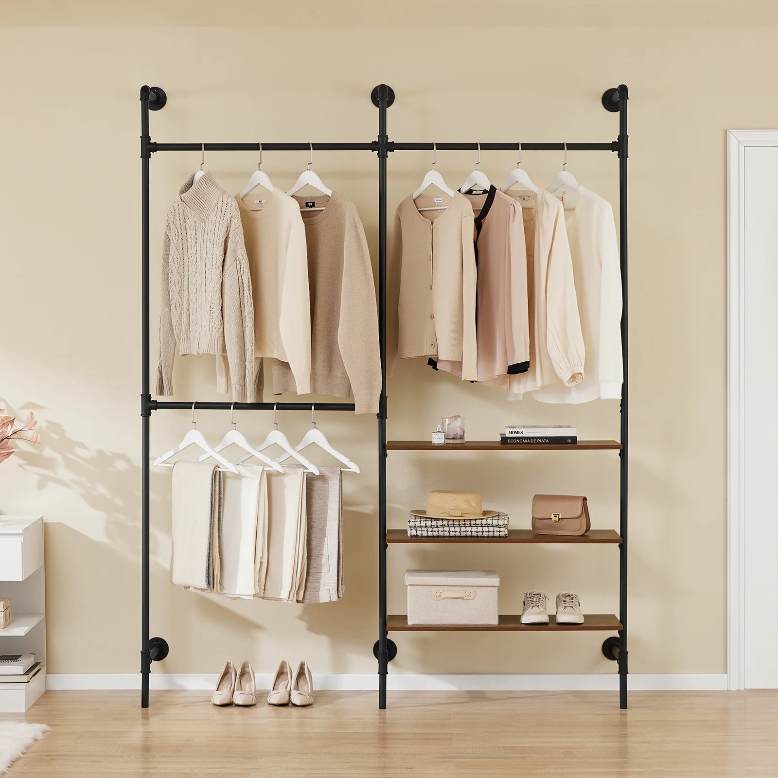 Pladsbesparende, åben garderobe i rå industriel stil (vægmonteret)