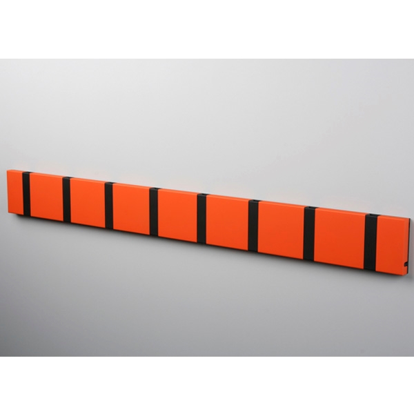 Knax vandret knagerække - 8 knager - Varm orange - Sorte knager  : Erling Christensen Møbler