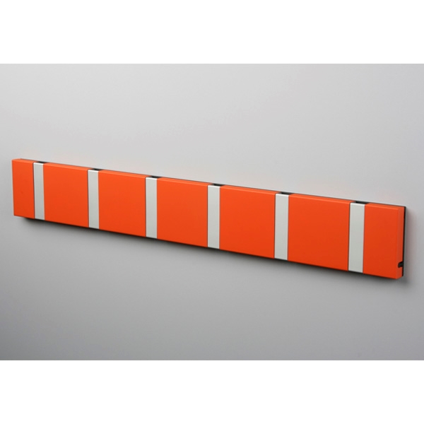 Knax vandret knagerække - 6 knager - Varm orange - Grå knager  : Erling Christensen Møbler