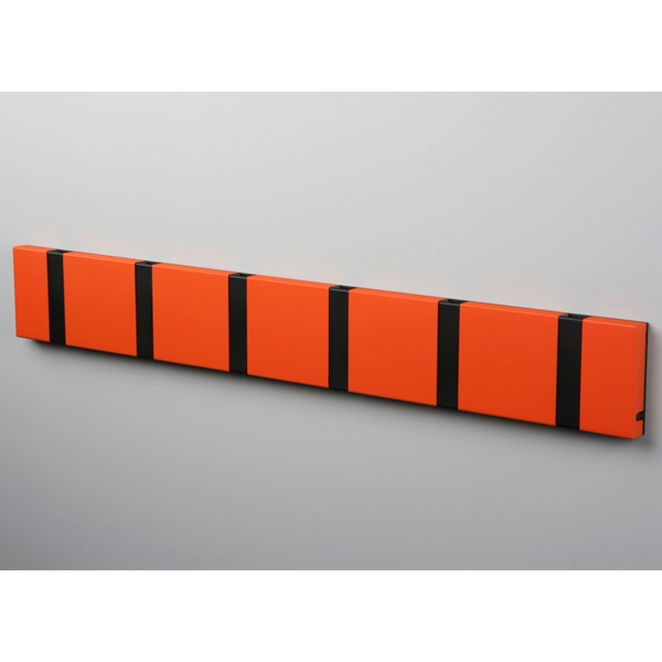 Knax vandret knagerække - 6 knager - Varm orange - Sorte knager  : Erling Christensen Møbler
