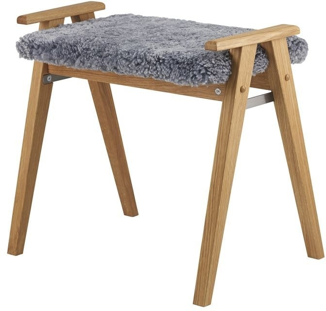 Skammel Oscarssons Möbel Alme  -  olieret egetræ med lysegråt fåreskind H46ÃL57ÃD39 cm
