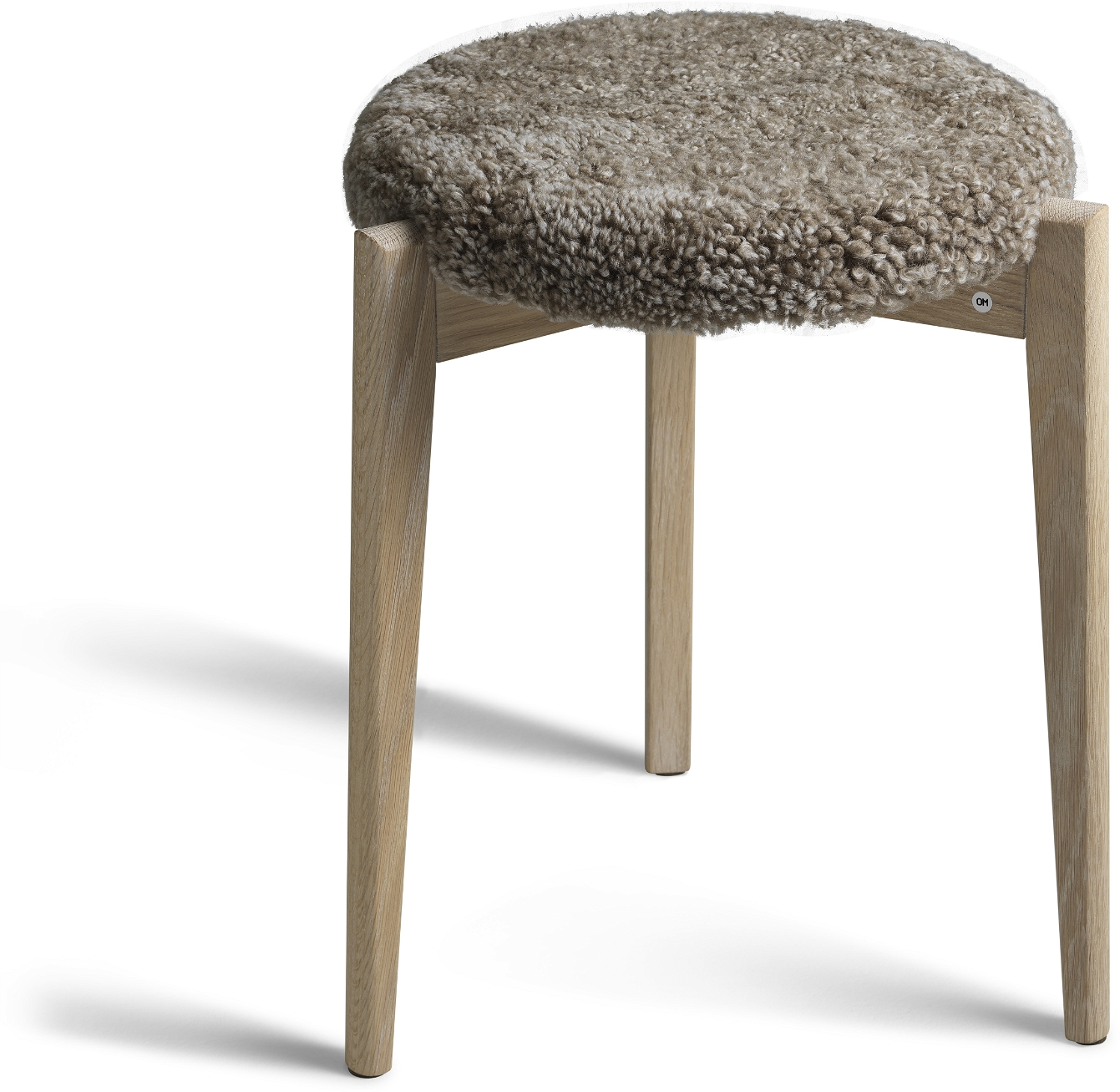 Taburet Oscarssons Möbel Vinz i hvidolieret massiv eg med sandfarvet fåreskind Ø37,5 x 45 cm