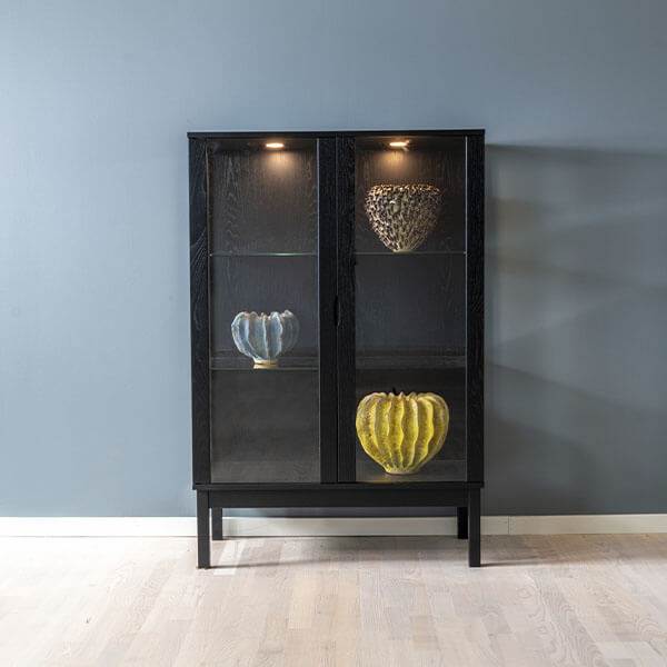 Klim Møbelfabrik Klim Furniture Vitrineskab V302 - eg sortbejdset : Erling Christensen Møbler : Erling Christensen Møbler