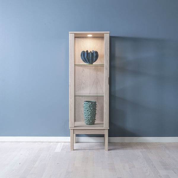 Klim Møbelfabrik Klim Furniture Vitrineskab V301 - eg hvidolie venstrevendt : Erling Christensen Møbler  : Erling Christensen Møbler