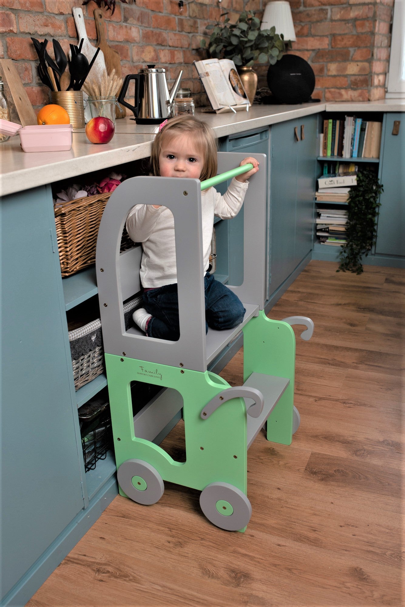 Montessori køkkentrappe til barn, grøn og grå