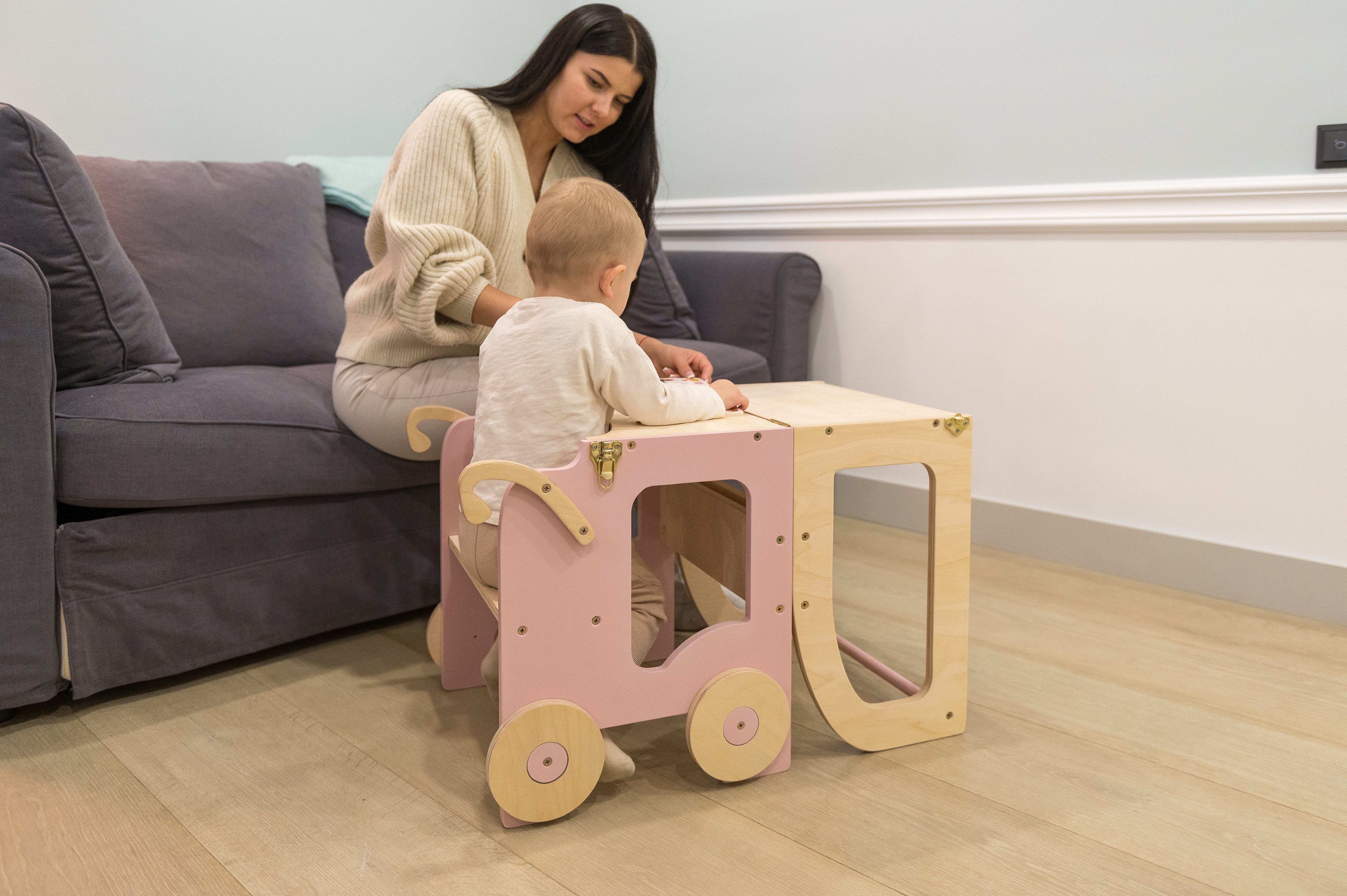 Montessori køkkentrappe til barn, pink og naturfarvet