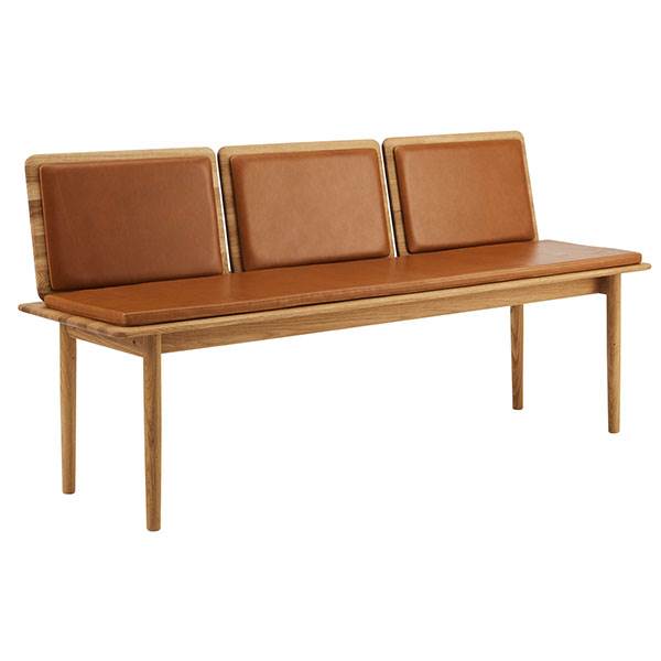 Findahl by Hammel, Elba bænk, 3 pers., m. 3 x polstret ryg og hynde - eg olie / cognac læder  : Erling Christensen Møbler