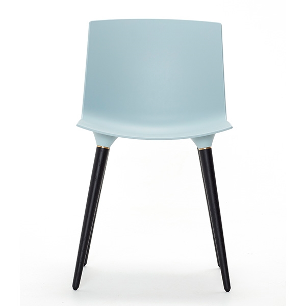 Andersen Furniture TAC spisebordsstol - plast - Isblå - Sort stel Eg - sort lakeret : Erling Christensen Møbler