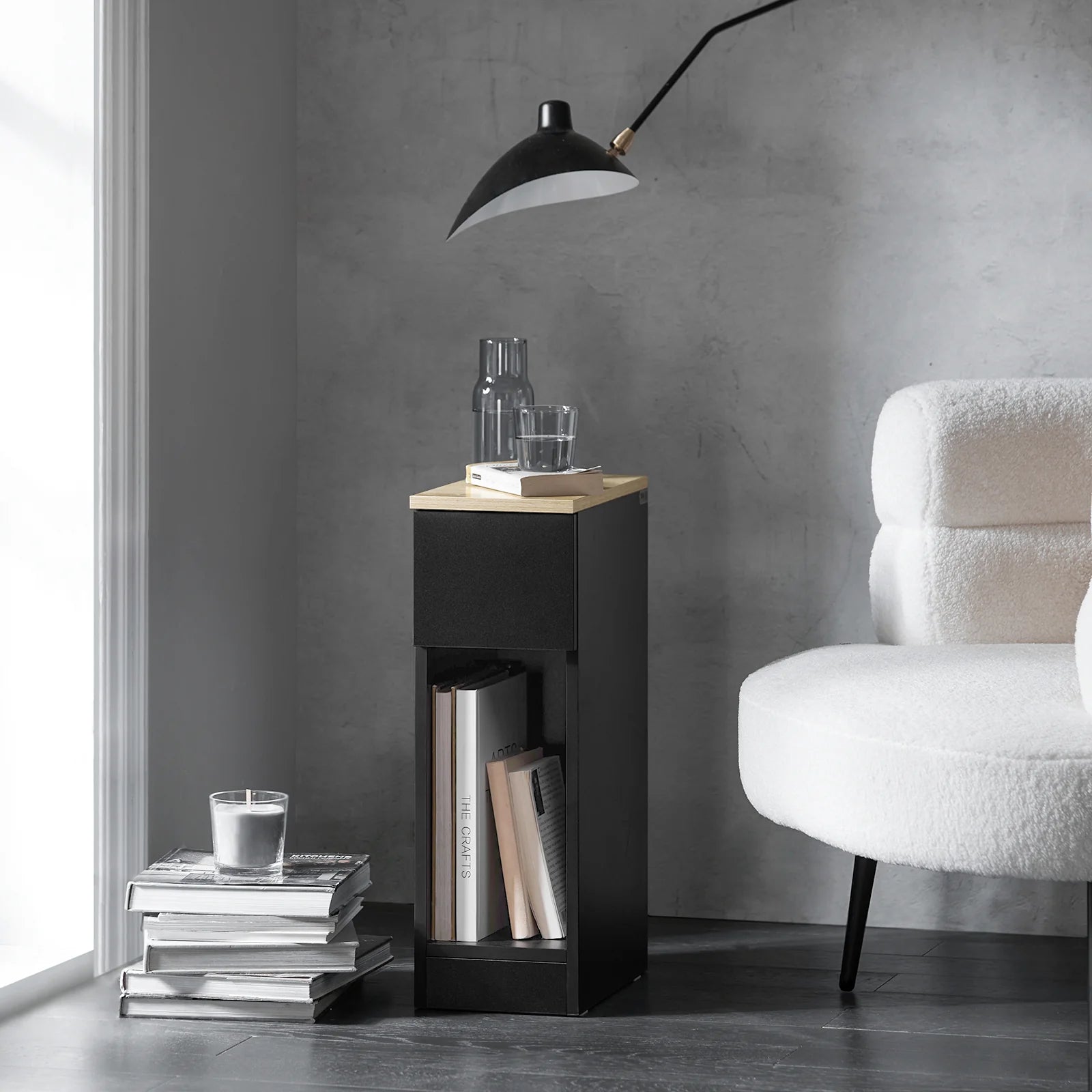 Elegant natbord i sort og naturfarve: Slankt design med masser af opbevaring (B20 x D35 x H60 cm)