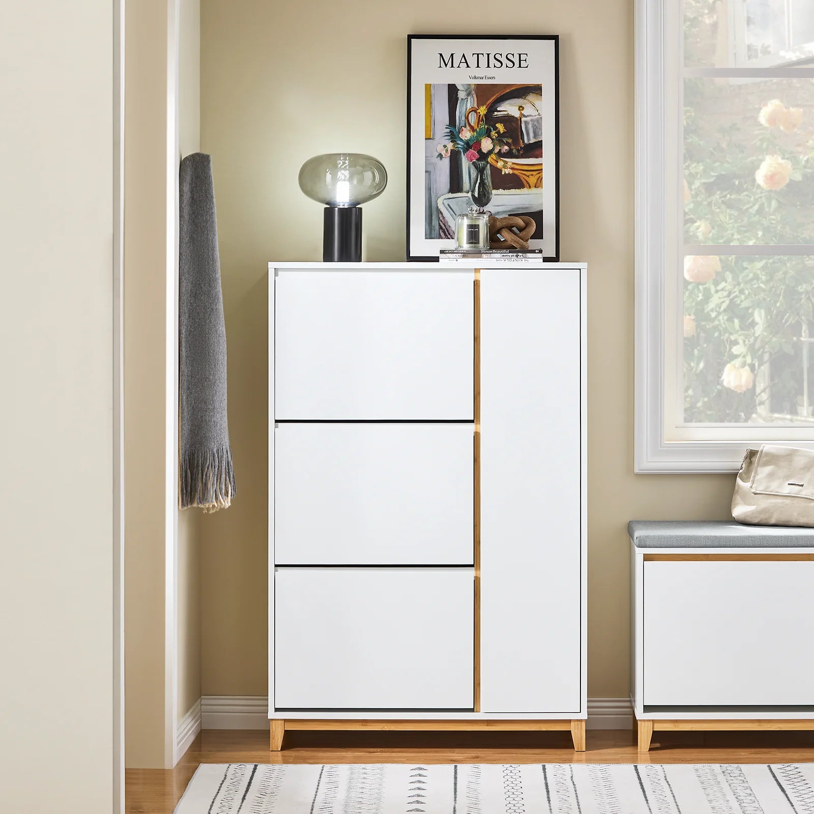 Rummeligt skoskab med 3 klapper - 80x34x122 cm - hvidt og bambus design