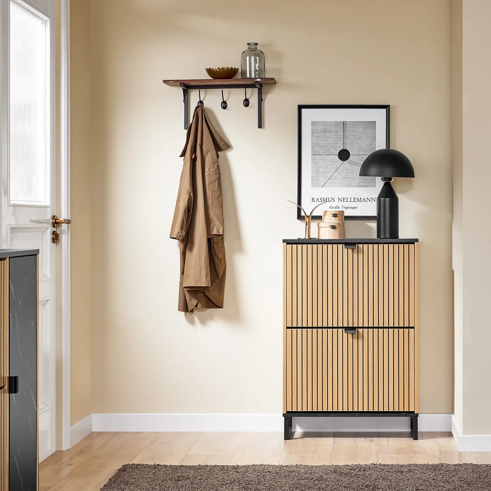 Elegant og pladsbesparende skoskab i sort og lyst MDF-træ, 60x88x24 cm