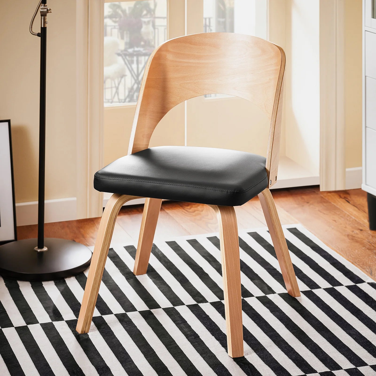 Komfortabel stol - 79x55x41 cm - naturtræ og sort kunstlæder
