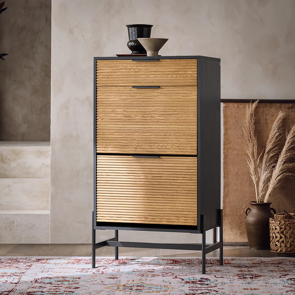 Slank og stilfuld skoskab, 64x40x115 cm