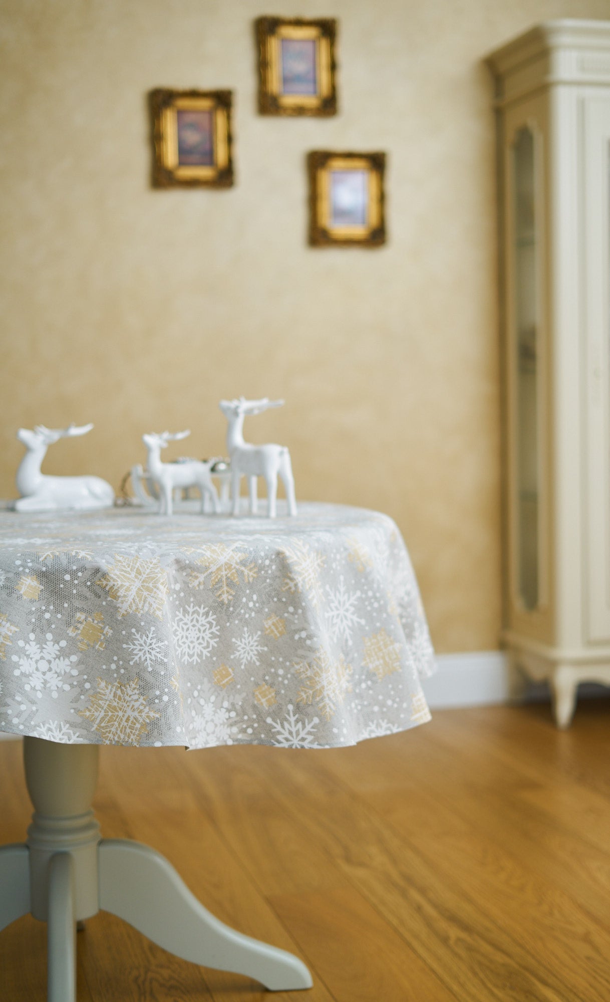 Vintermotiv rund dug med snefnug-print, bomuld-poly blanding | TeaLurex Oro, diam. 140cm