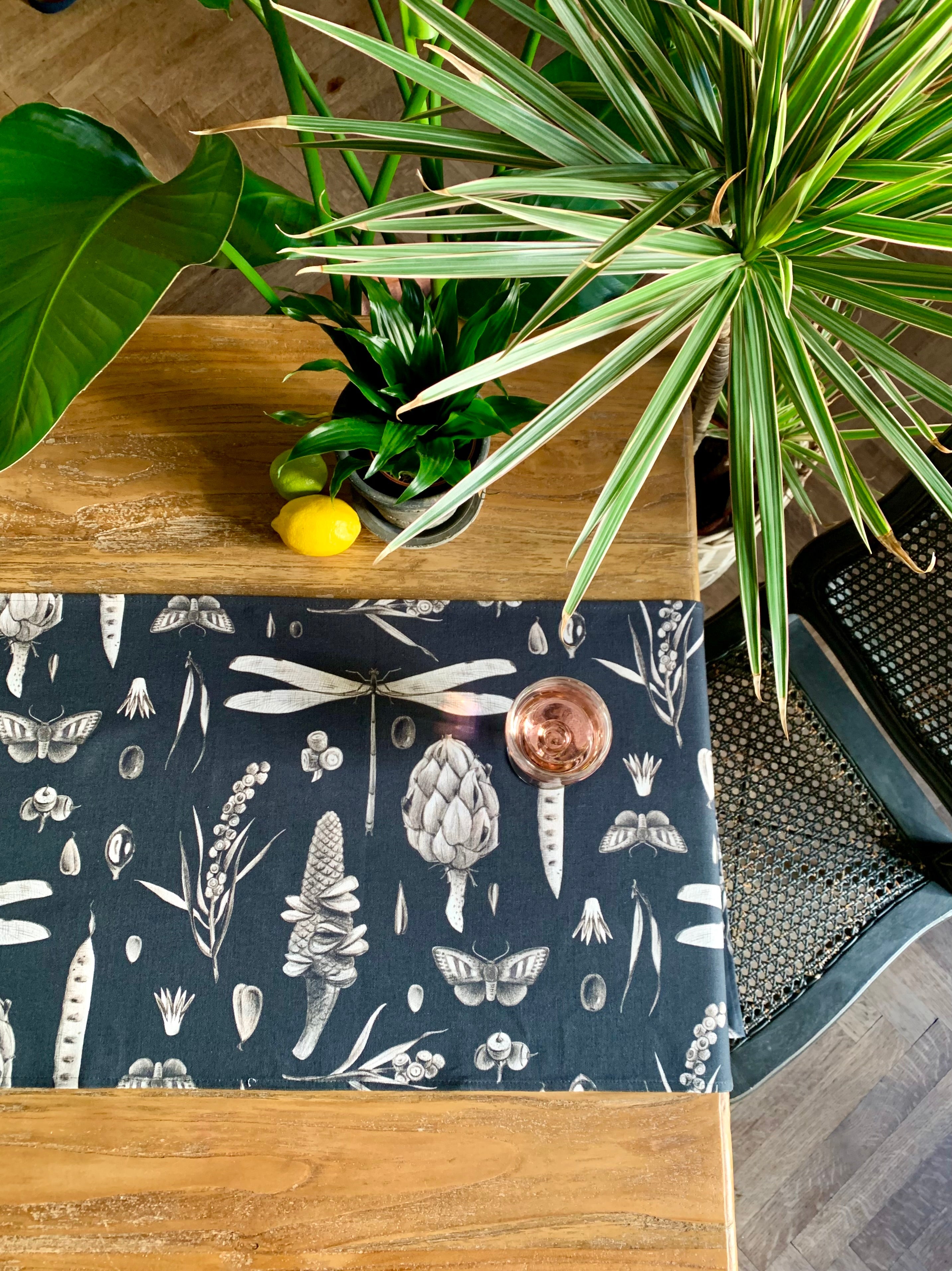 Bordløber i 100% bomuld, Seeds Carbon kollektion, 140x40cm