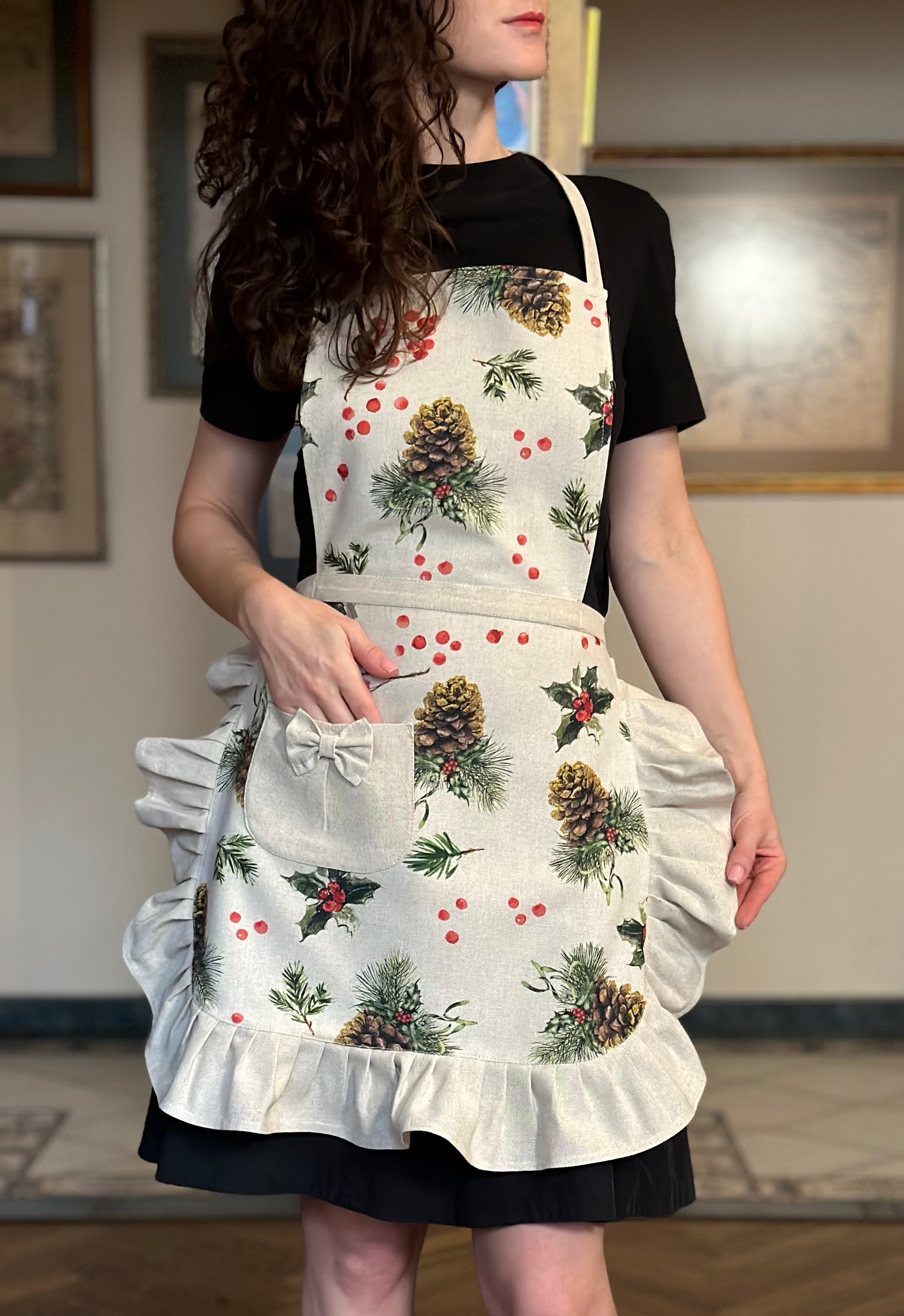 Juleforklæde til kvinder med flæse og lomme, Golden Pine kollektion