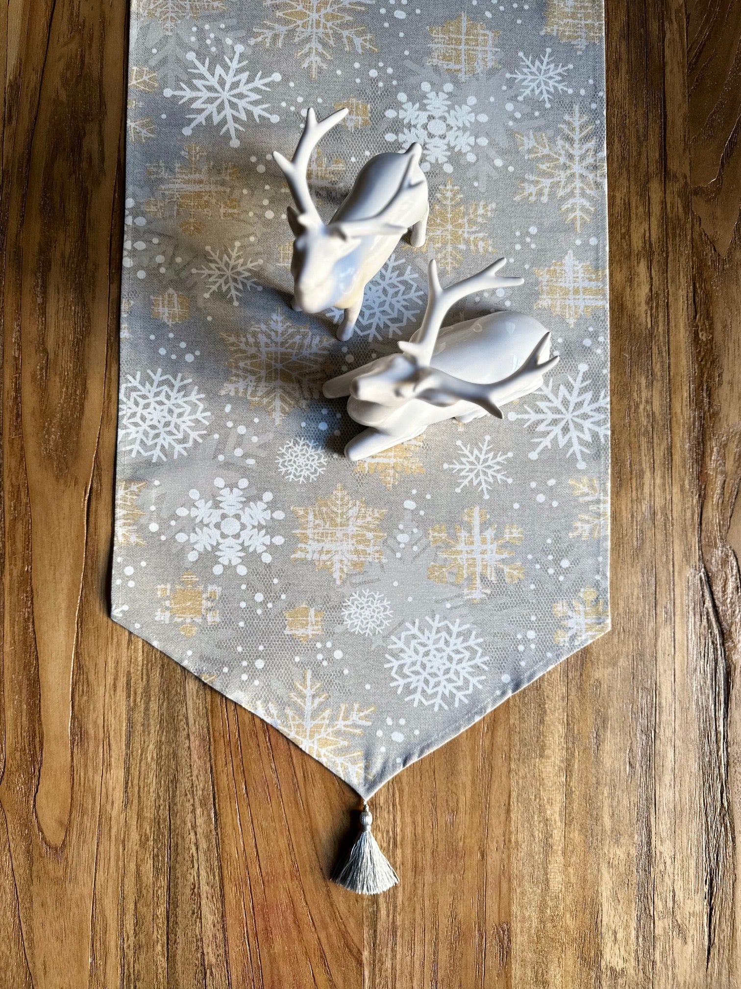 Vintermotiv bordløber med kvaster og snefnug-print, bomuld-poly blanding | TeaLurex Oro, 140x40 cm