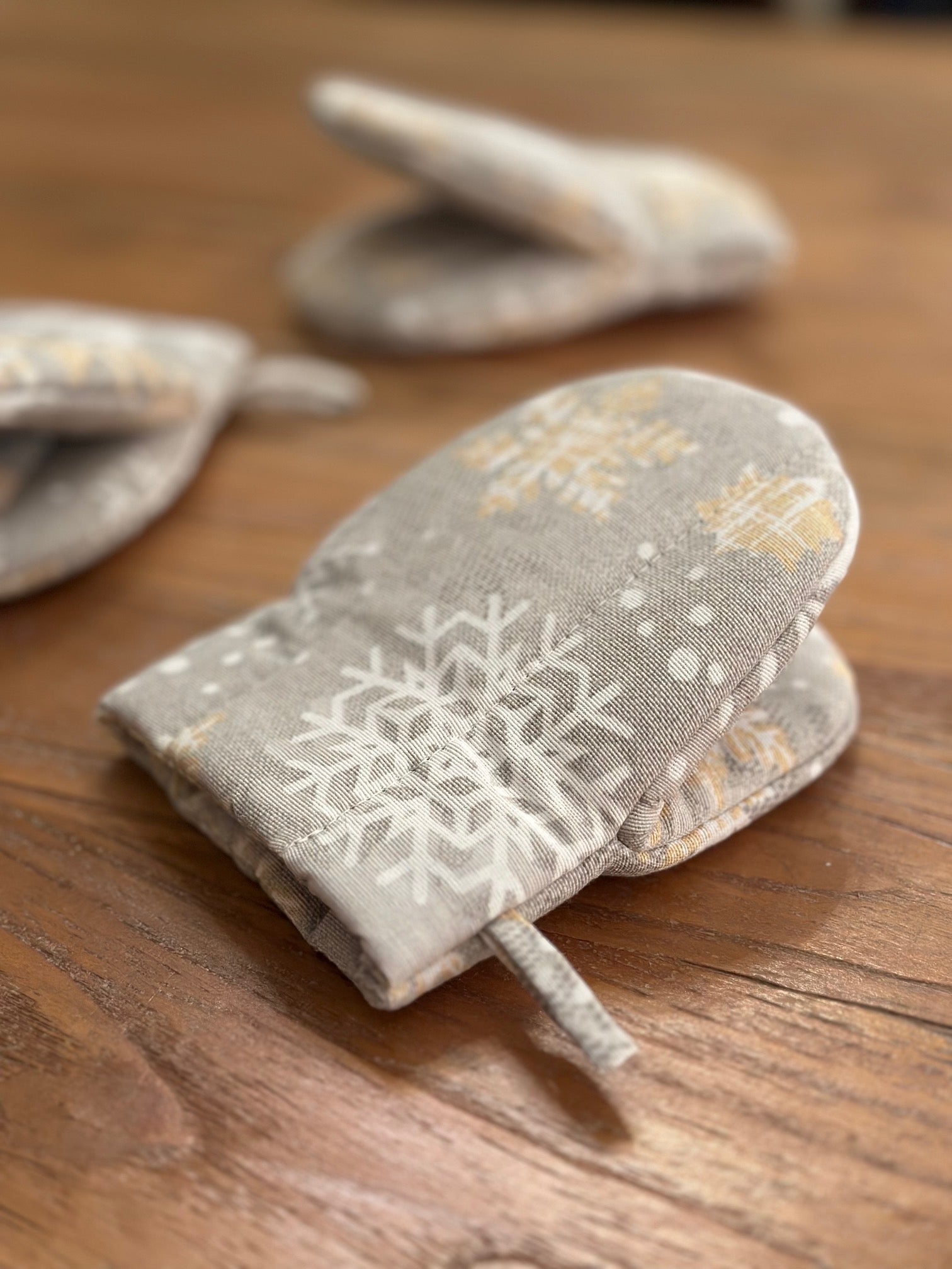 Vintermotiv Ovenhandske med snefnug-print, bomuld-poly blanding | TeaLurex Oro, 1
