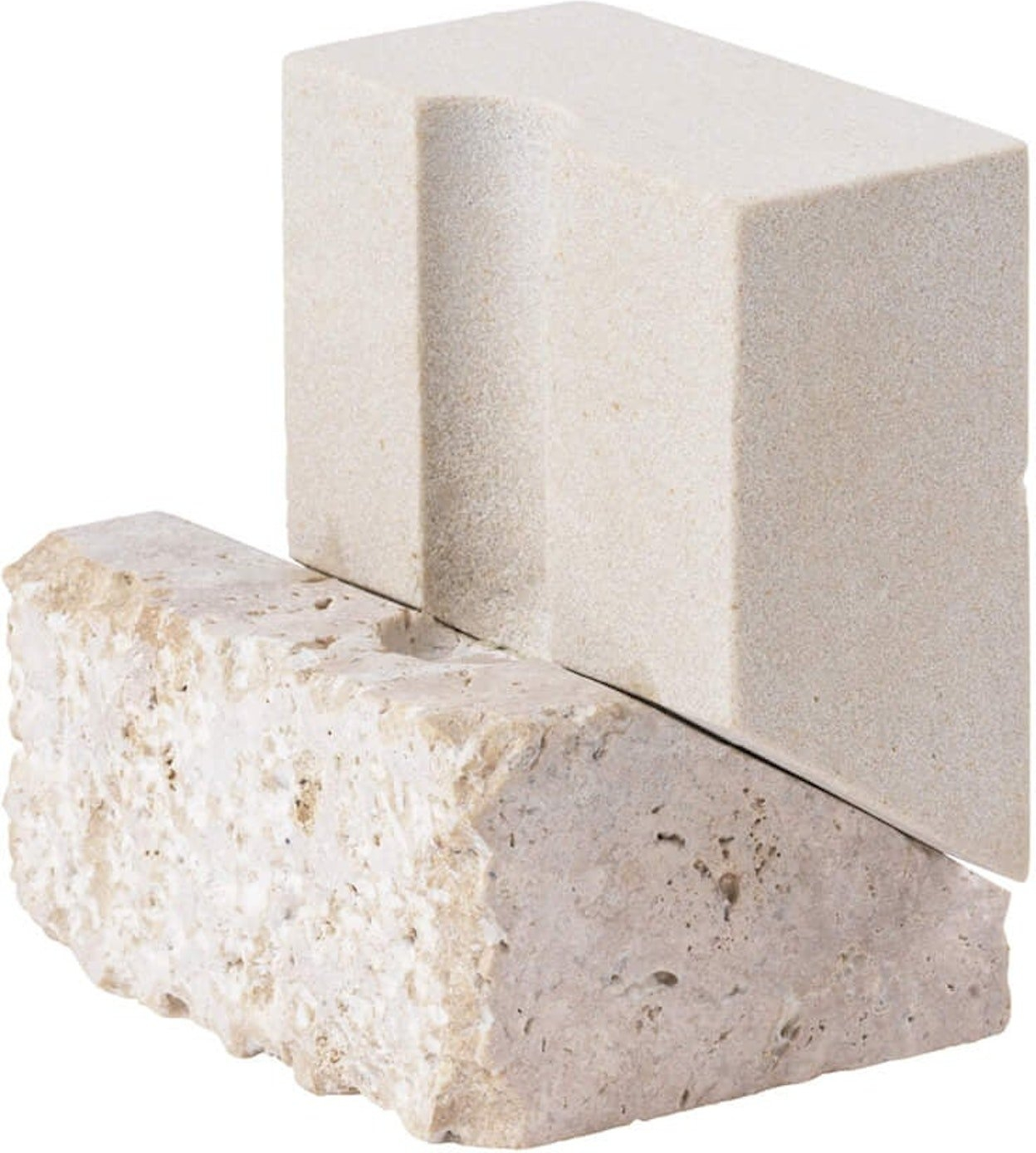 Lysestage Kristina Dam Offset Skulpturel i Sandsten/Travertin H10ÃB7ÃL10 cm Hvid/Sandfarve