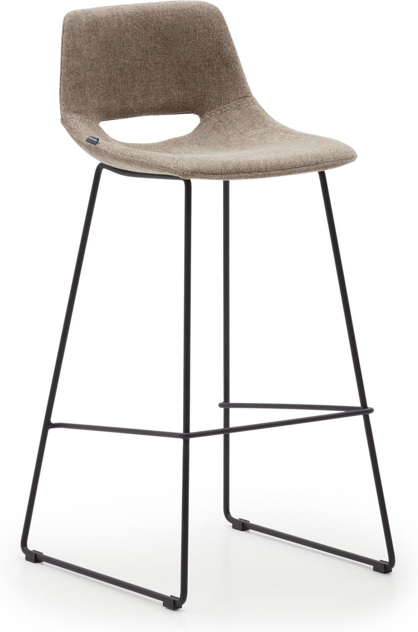 Barstol Kave Home Zahara, polstret sæde med brun polyesterbetræk, sort pulverlakeret stel, fodstøtte, H98 cm