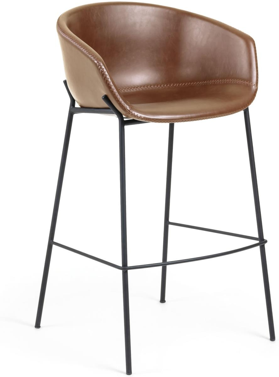 Barstol Kave Home Yvette i brun PU-læder med sort stel armlæn og fodstøtte  -  moderne nordisk design