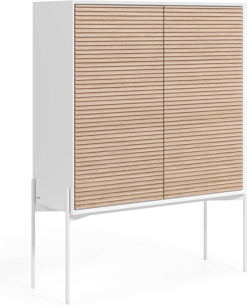 Highboard Kave Home Marielle højt skab  -  hvidt askefiner og jernben, 4 justerbare hylder, trykåbning, nordisk design