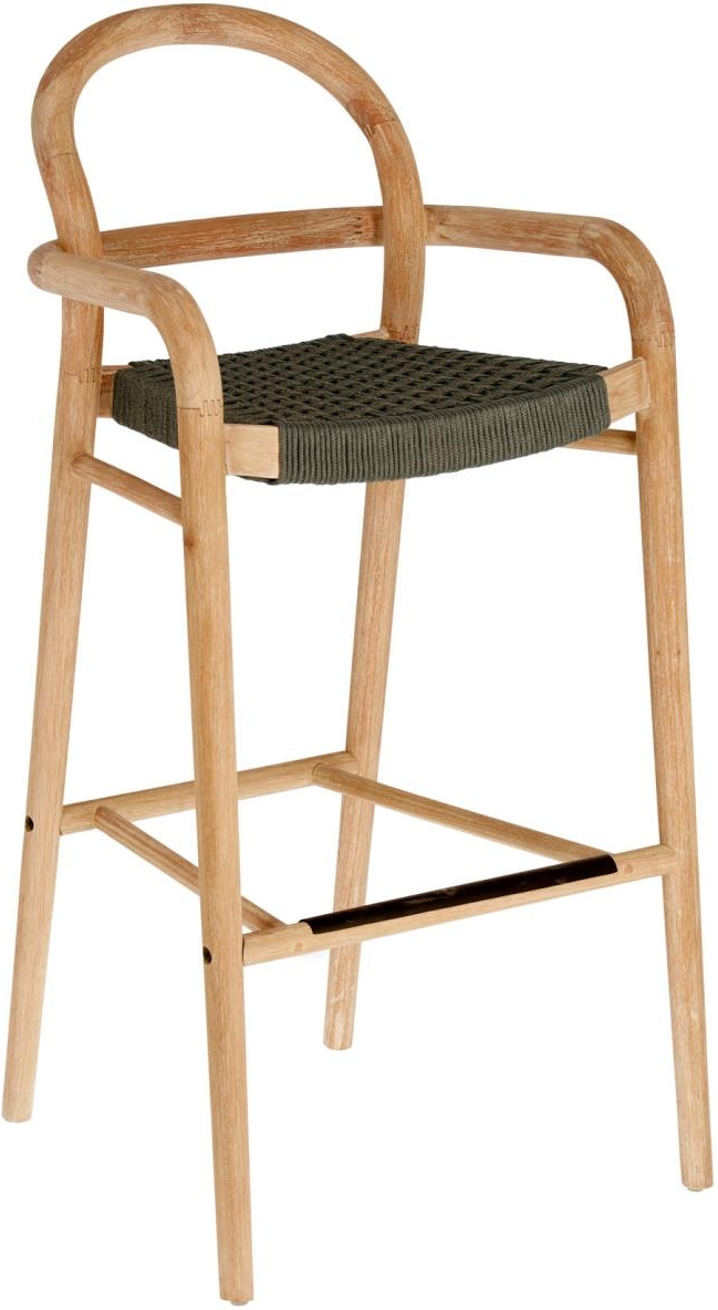 Udendørs barstol Kave Home Sheryl i massivt eukalyptustræ med håndvævet sæde natur/grøn/beige/gul