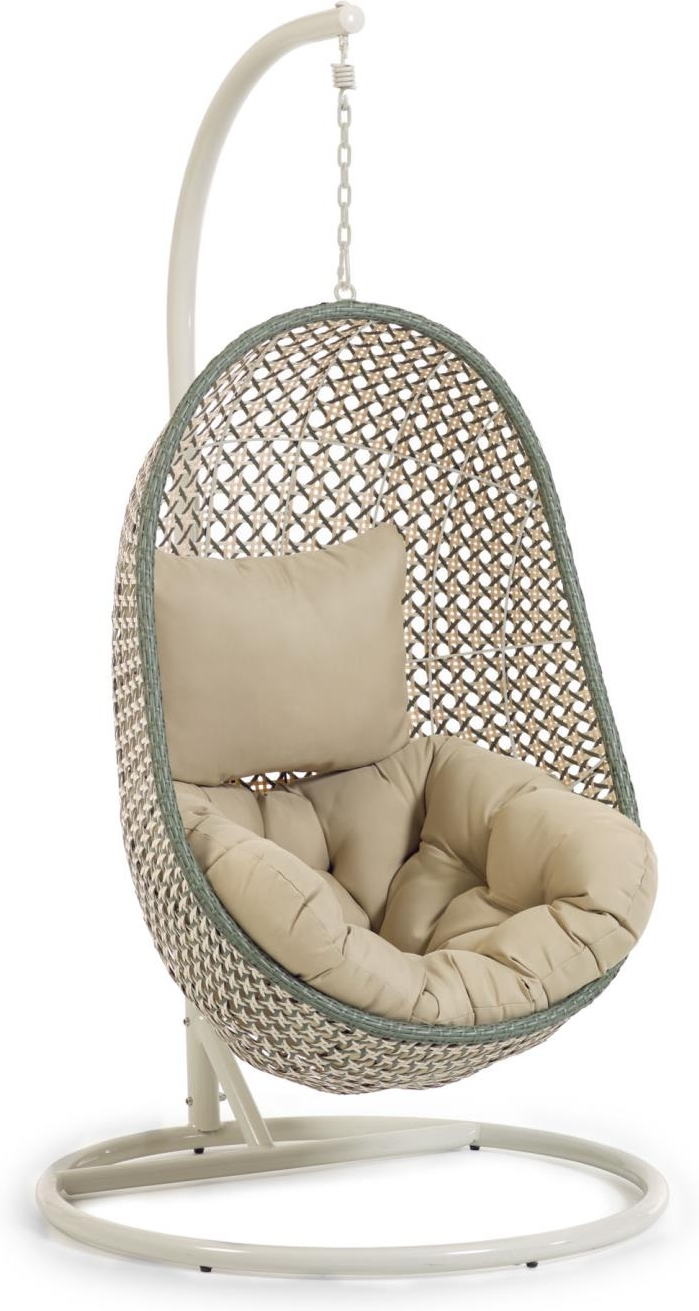 Udendørs hængestol Kave Home Cira i håndflettet polyrattan med beige hynder og pulverlakeret stålstativ