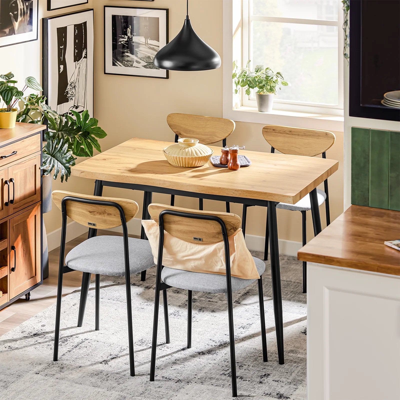 Elegant spisebordssæt til 4 personer  -  perfekt til små rum