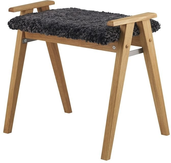 Skammel/puf Oscarssons Möbel Alme lakeret egetræ & mørkegråt fåreskind 46Ã57Ã39 cm