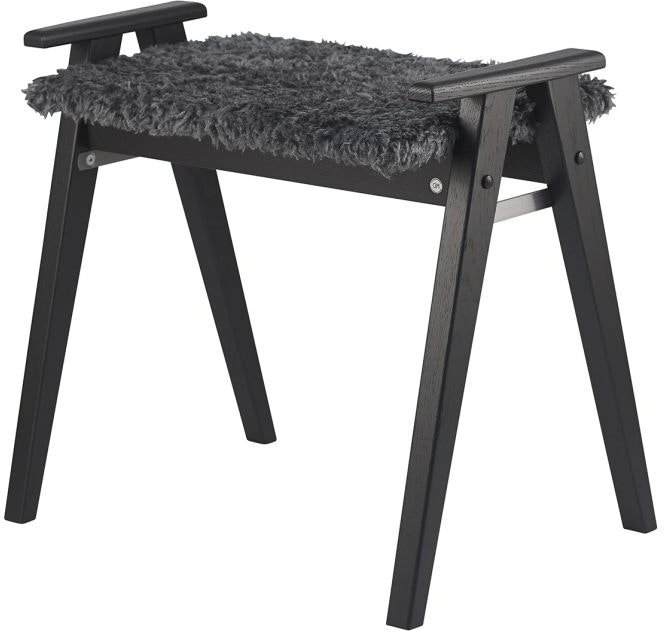 Skammel Oscarssons Möbel Alme - sortbejdset egetræ med mørkegråt fåreskind H46 x L57 x D39 cm