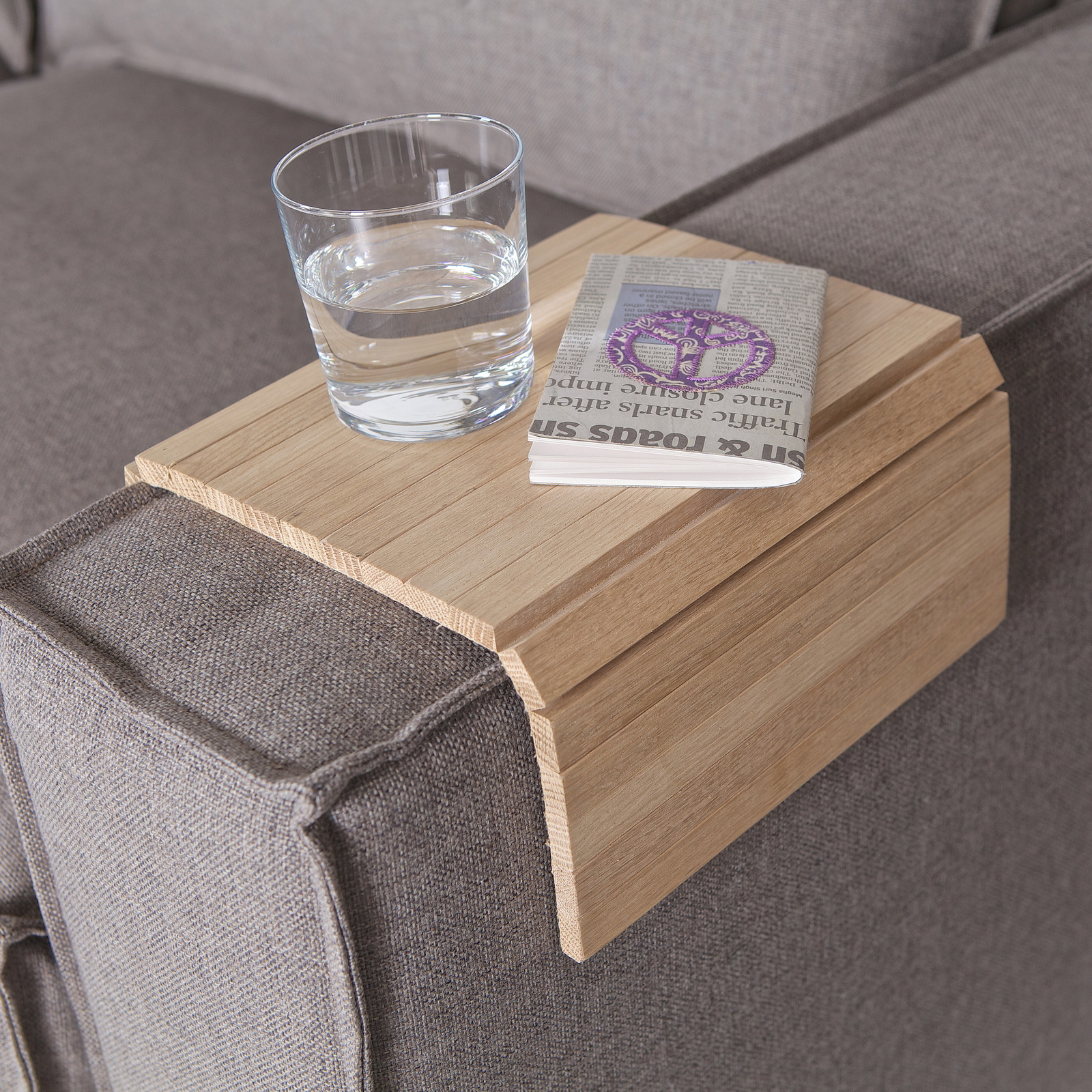 Armlænsbakke WOOOD Armrest i FSC-eg 44Ã24 cm med filtgreb og fleksibel lameldesign lys natur