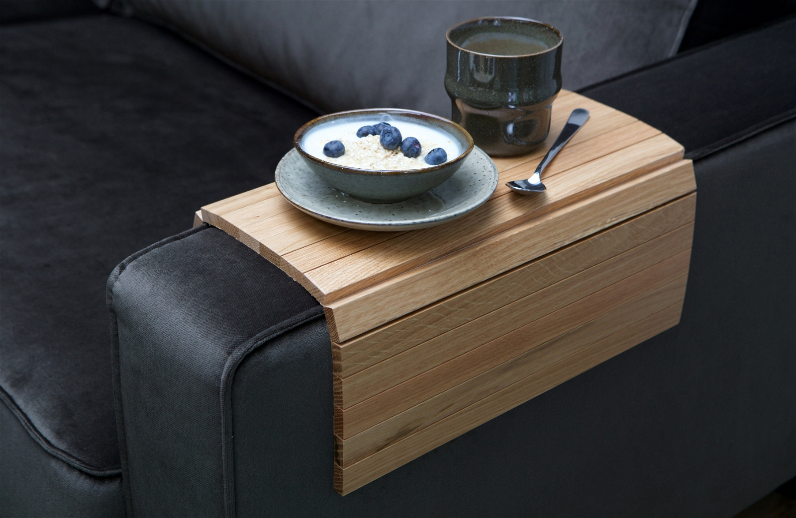 Bakke til armlæn WOOOD Armrest 45 cm  -  universel sofa-bakke i FSC-eg natur med filtbeskyttelse