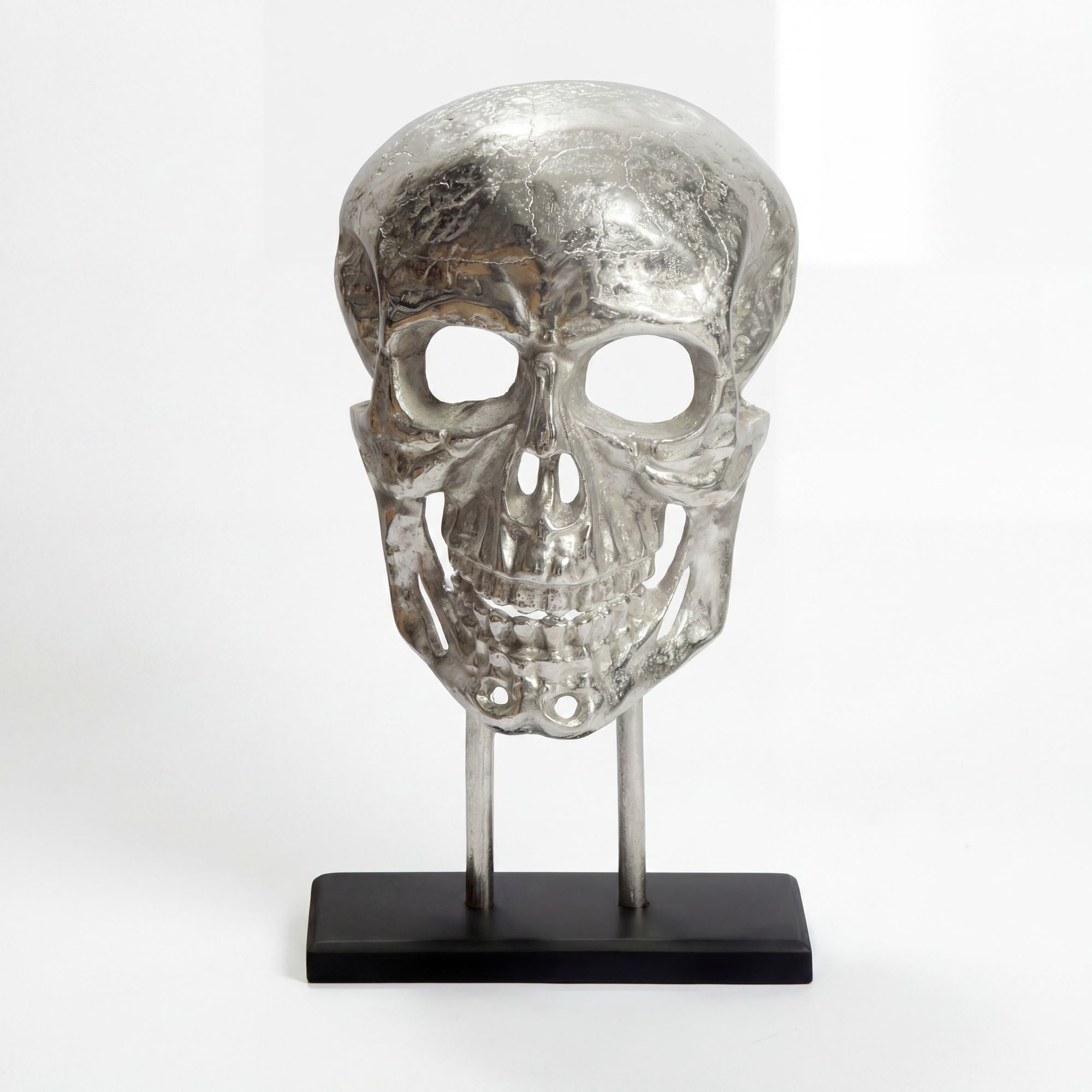 Gulvdekoration kranium i aluminium sølv 57 cm - stort dekorativt kranium - moderne stående metaldekoration med stel - håndlavet boligdekoration