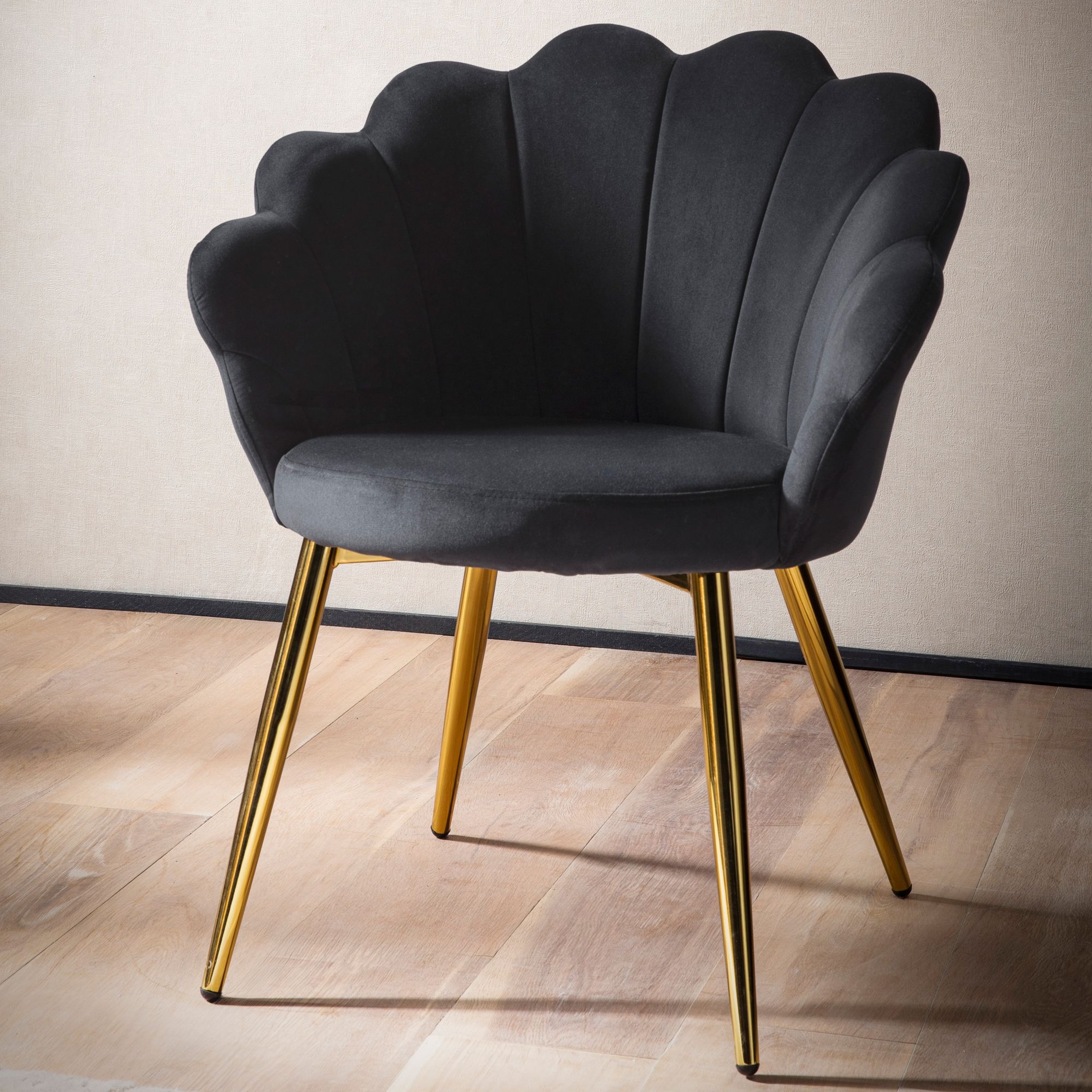Elegant polstret stol med tulipanryg, sort med guldfarvede ben