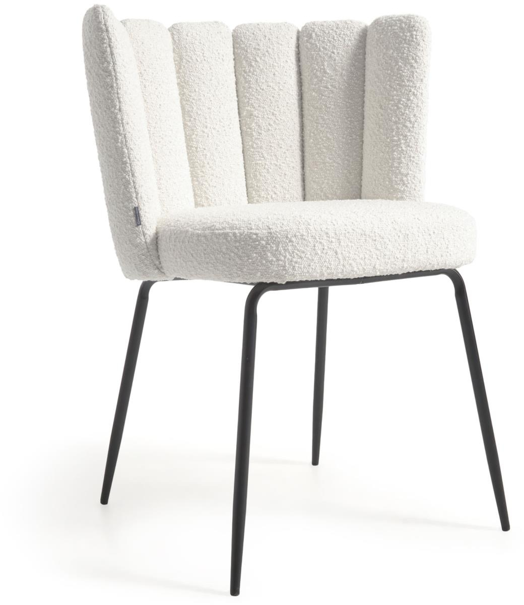 Spisebordsstol Kave Home Aniela polstret hvid stof med sort metalramme