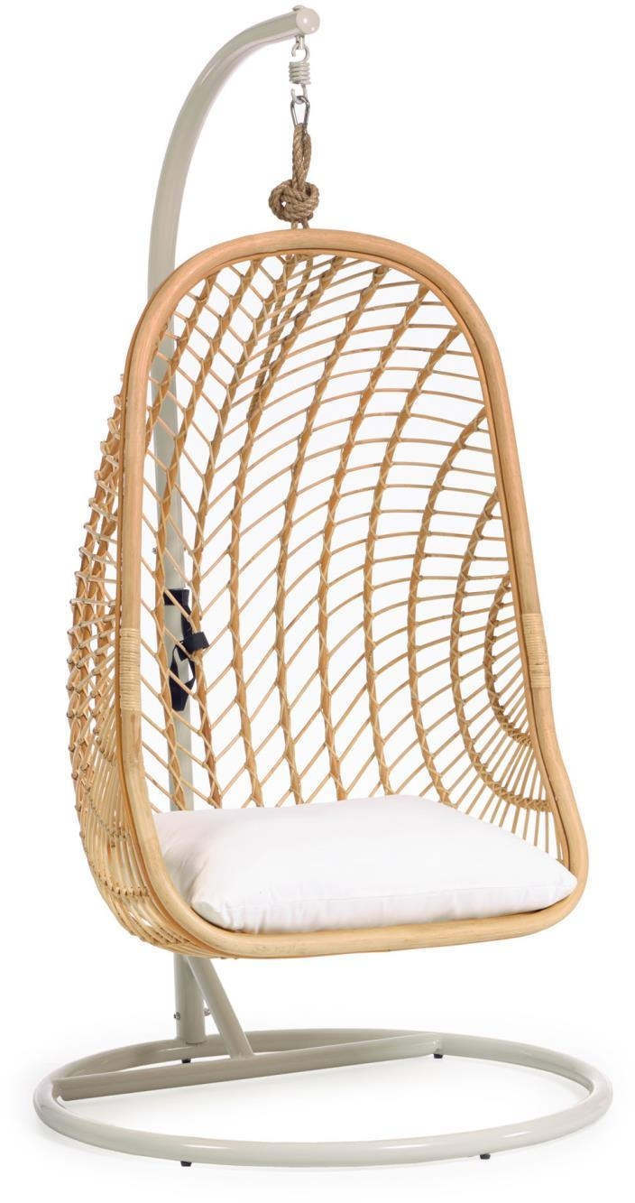 Udendørs hængestol Kave Home Ekaterina med stativ i naturlig rattan og pude natur/hvid