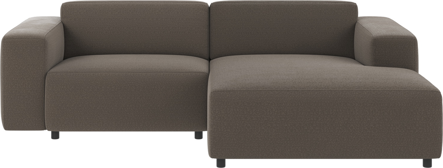 3-personers sofa Rowico Willard i mellemgrå Rita 108 stof med chaiselong, skandinavisk design H70ÃB234ÃD161 cm