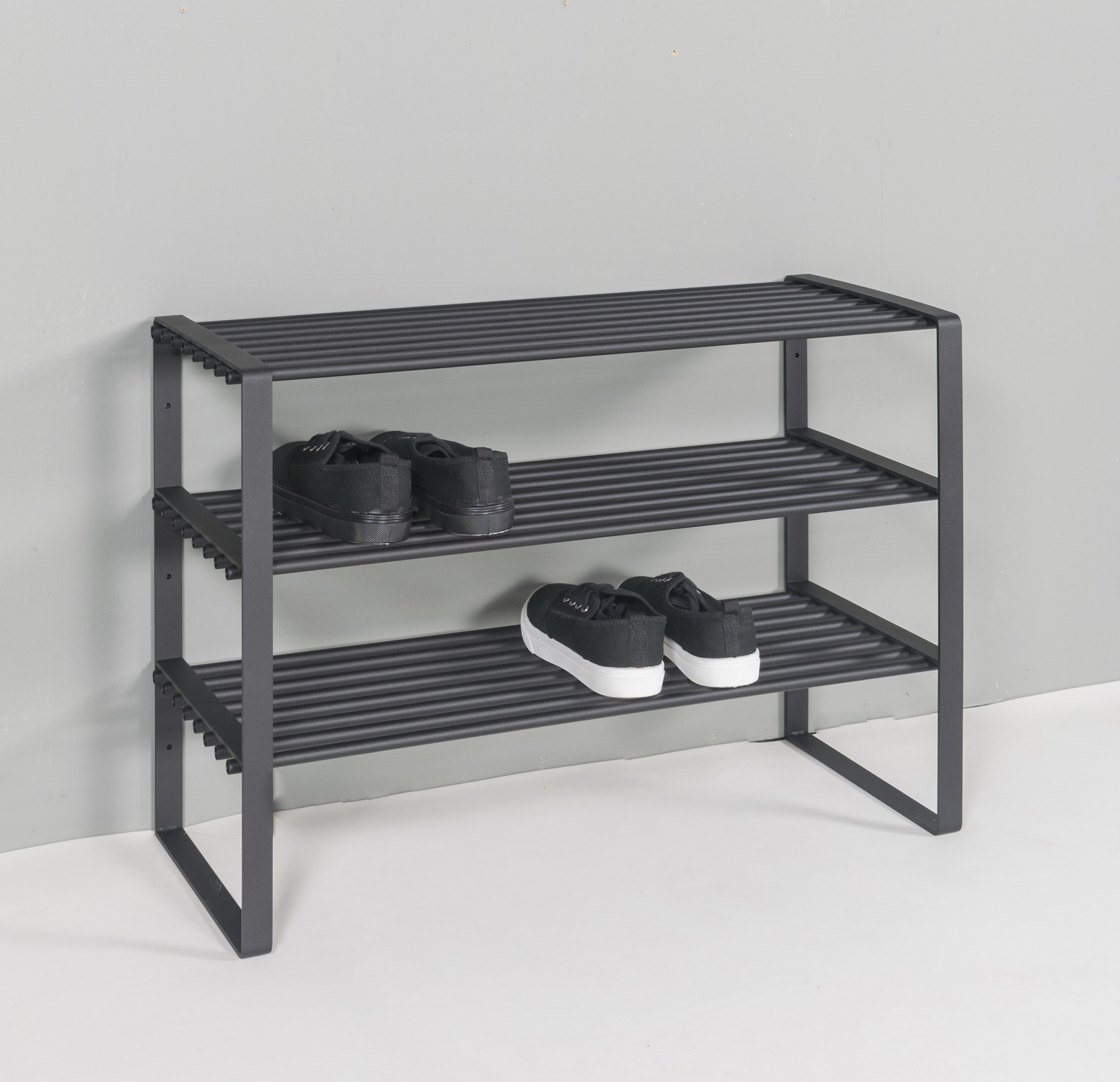 Væghængt skoreol Spinder Design Rex  -  mat sort stål, 2 hylder til 12 par, 29 cm dybde