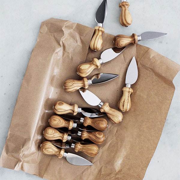 Made by Mama Parmesankniv med oliventræsskaft  : Erling Christensen Møbler