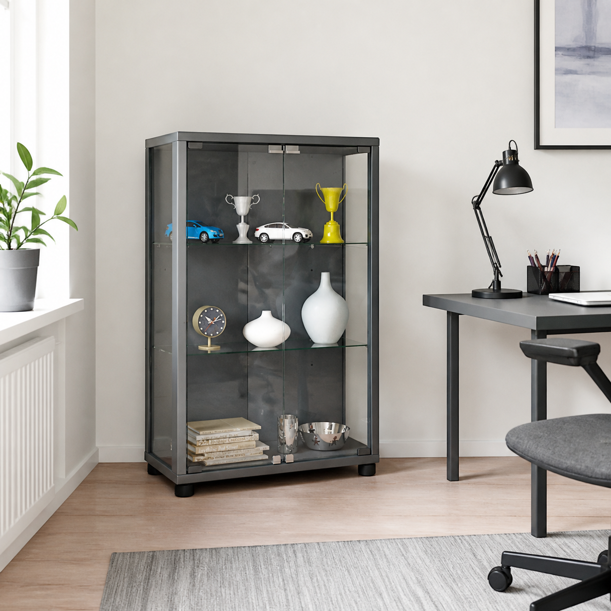 Vitrineskab med LED og variable glashylder